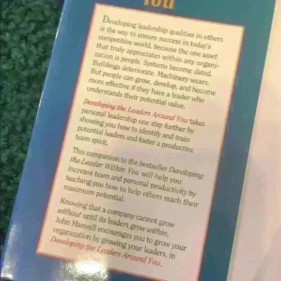 Developing the leaders around you Maxwell book - Picture 4 of 5